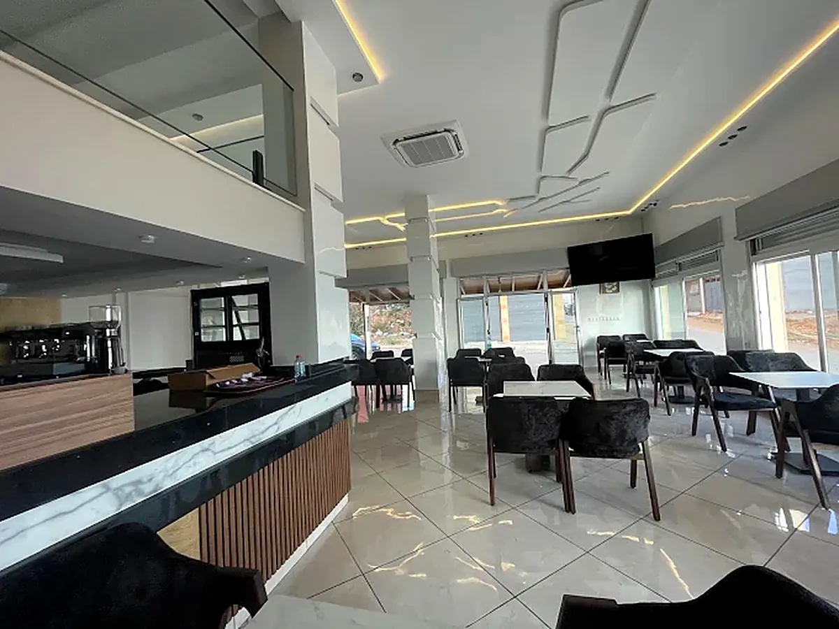 Interior con barra de mármol y madera