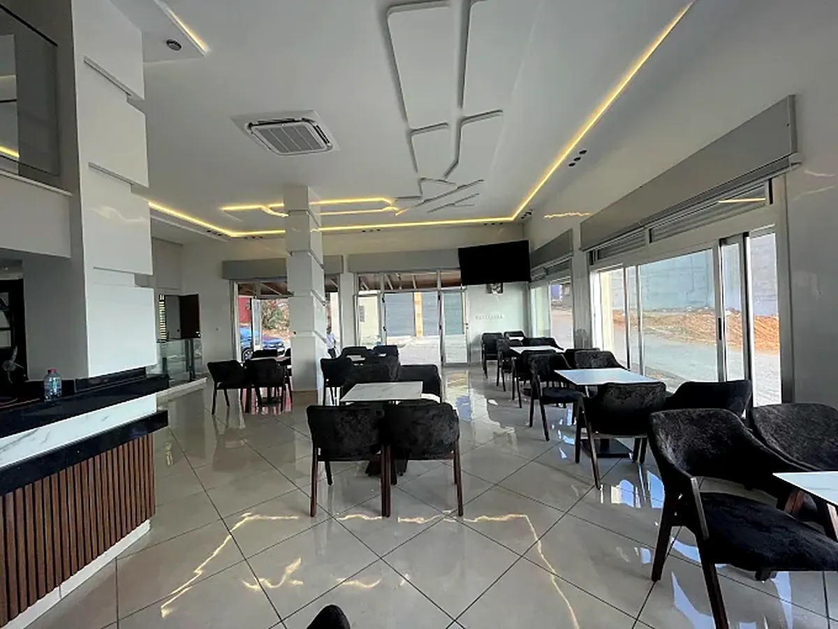 Sala con ventanales y sillas negras